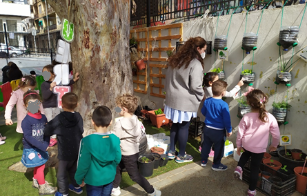 Trainee applying PBL with the students in the school garden.